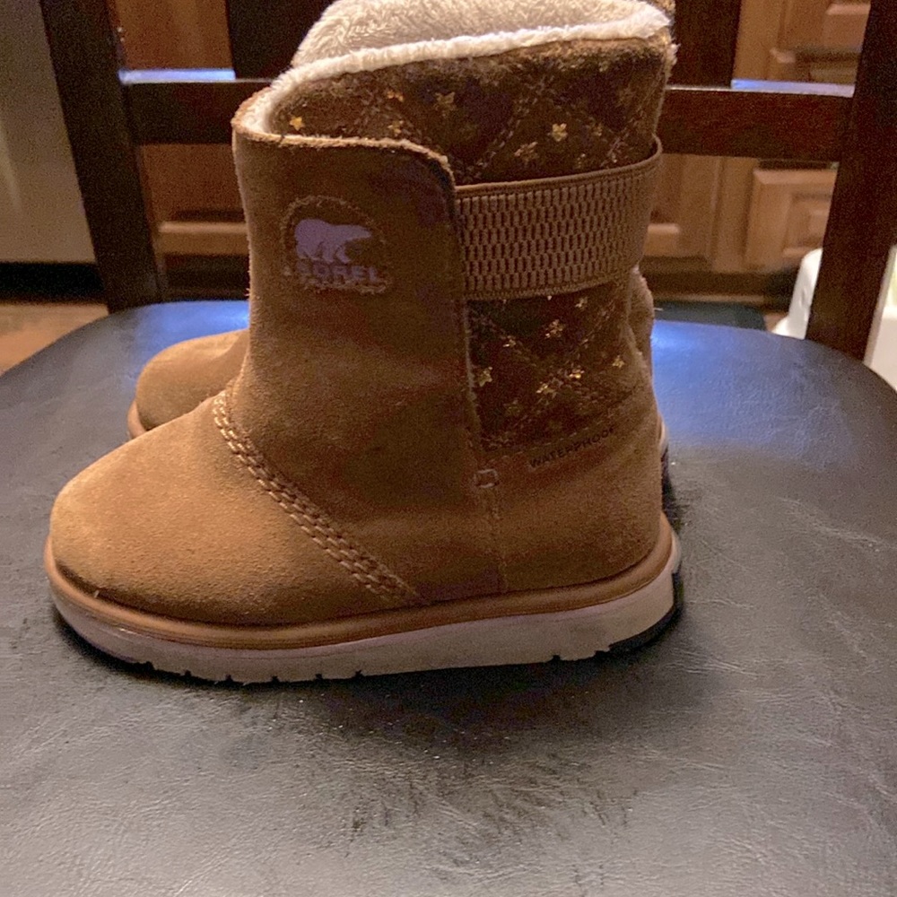 Toddler size 10 Sorel pull on boots! Super cute and great condition!